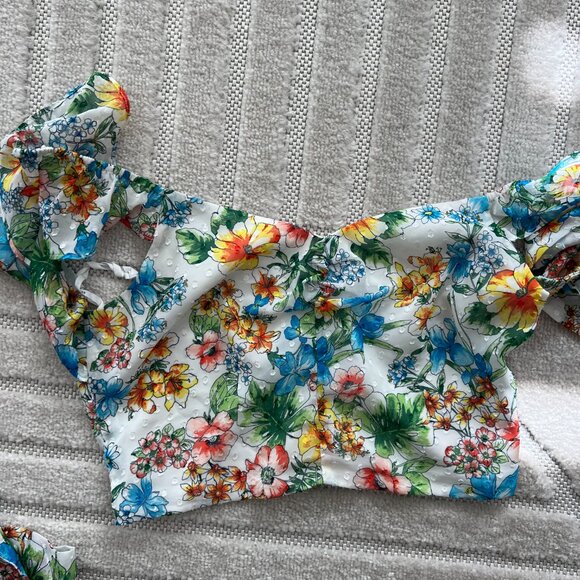 Ali & Jay Botanical Floral Crop Top, in size M - Picture 4 of 7